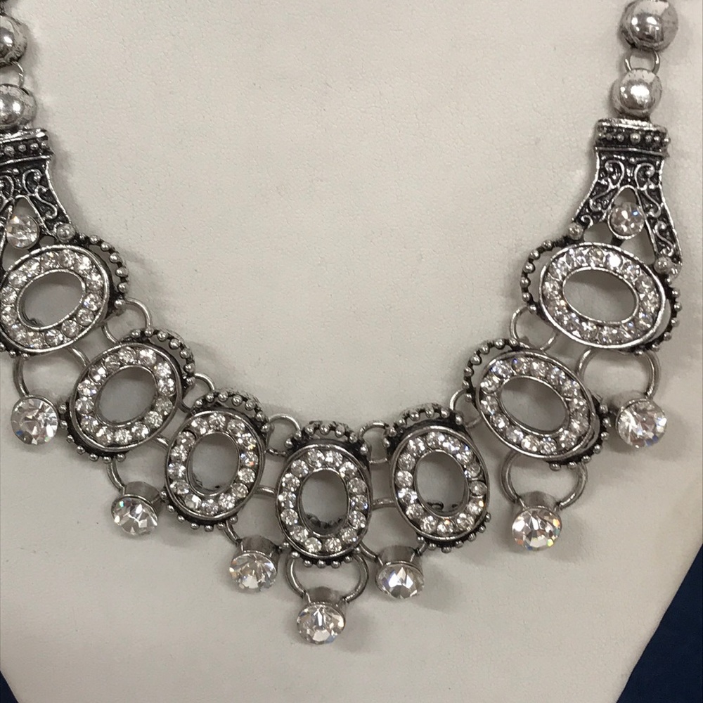 Silver Tone Necklace w/Silver Beads/Rhinestone